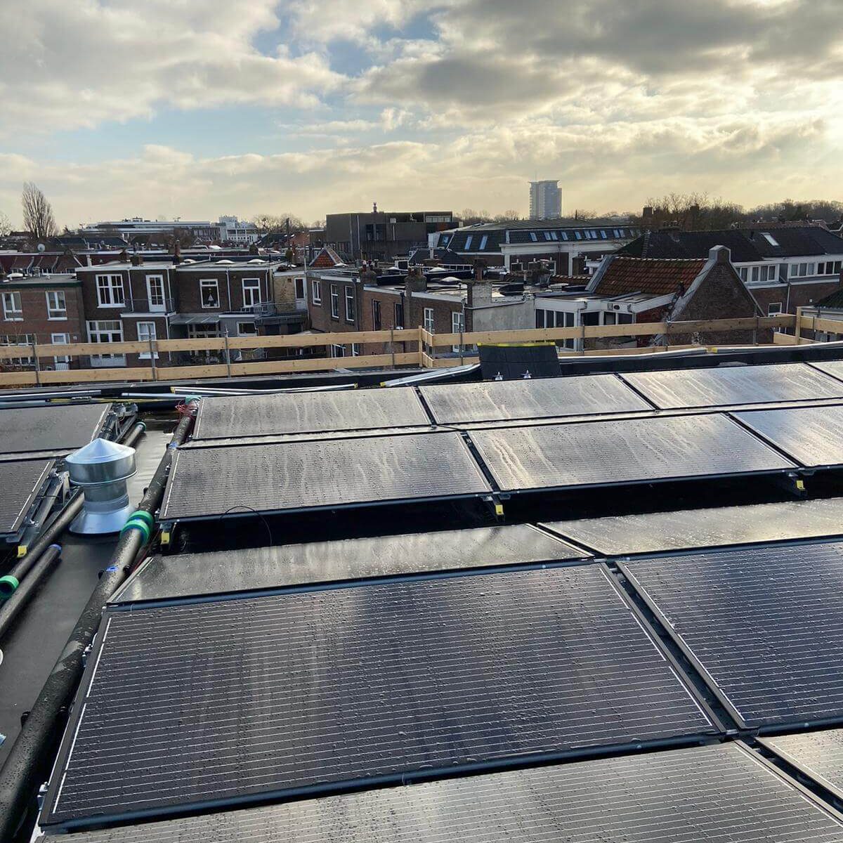 PVT-paneel-warmtepomppaneel-zonnepaneel-warmtepomp-Triple-Solar-verwarmen-koelen-school-cruquisschool-04