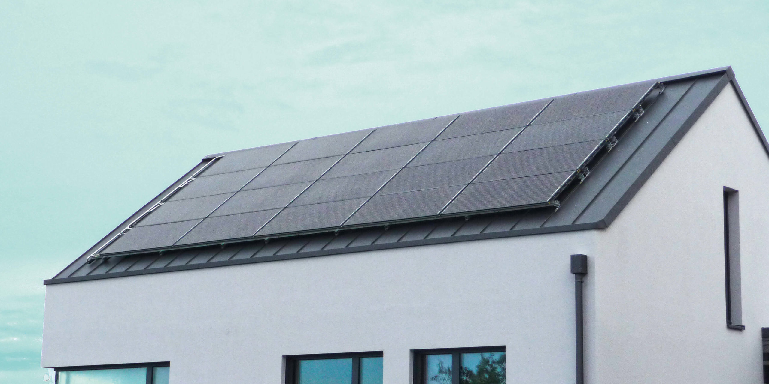 Duitsland-Zink-dak-PVT-panelen-gevel-wit-stuckwerk-02