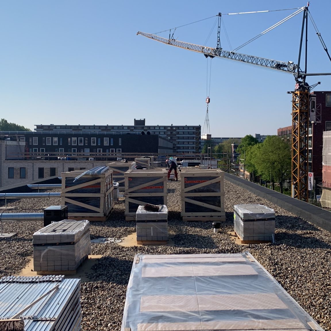 Poortmeester-Delft-PVT-panelen-hijsen-bron-warmtepomp-appartementen-woningen-Ballast-Nedam-Triple-Solar-01