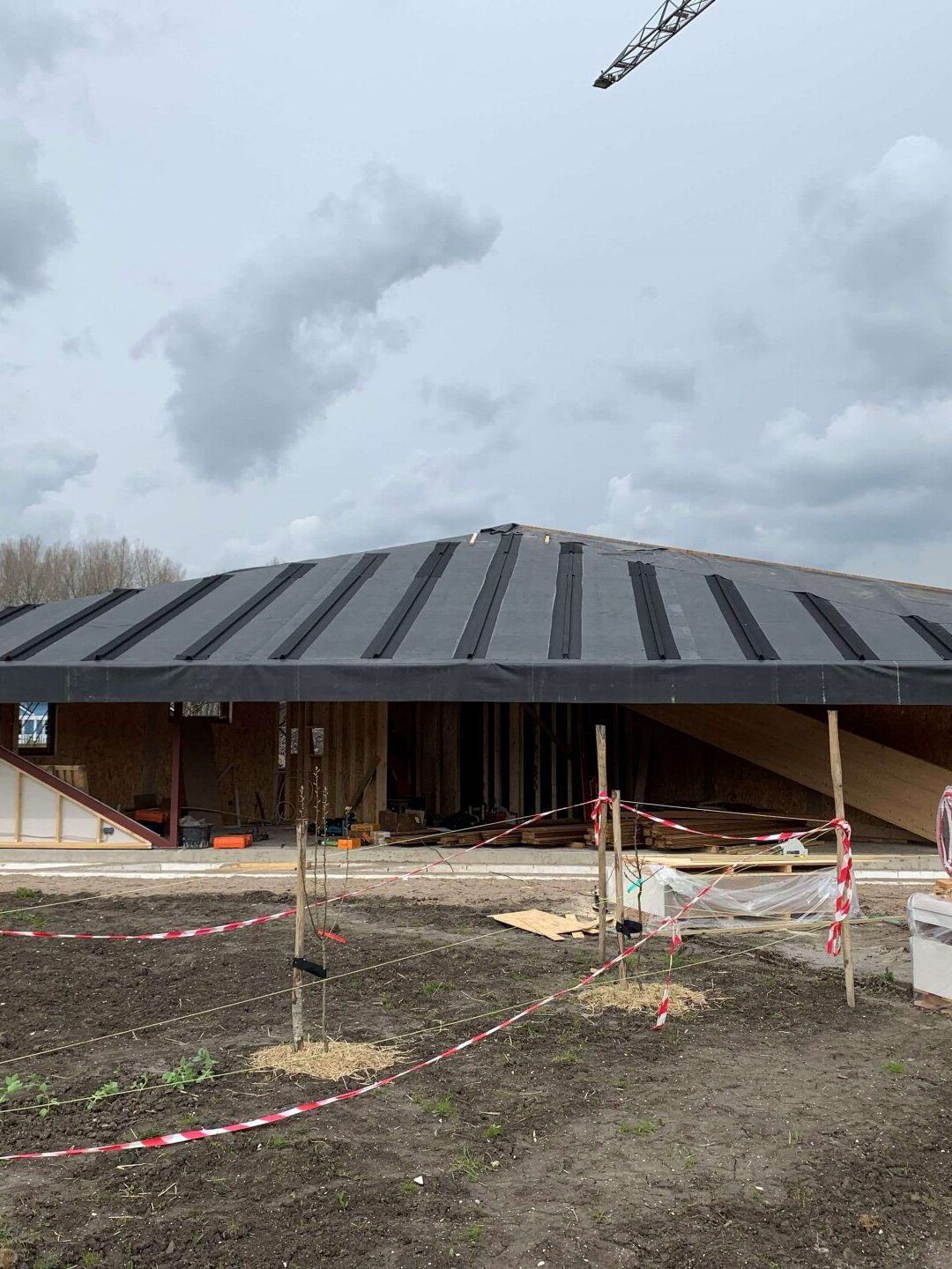 Triple-Solar-PVT-paneel-Pyramide-woning-Oosterwold-Almere-Studio-Eco-Eric-van-Doorn-Zonnepanelen-dak-in-aanbouw-01
