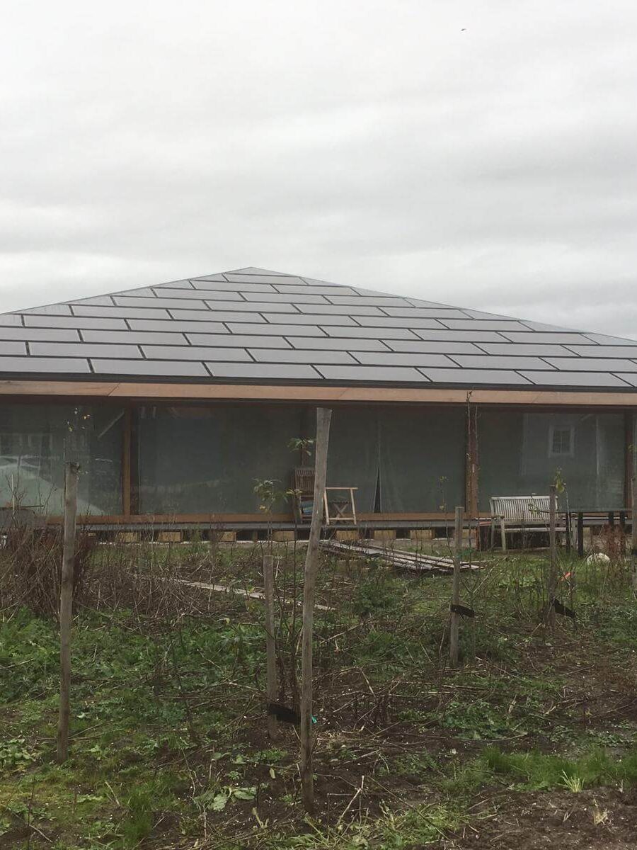 Triple-Solar-PVT-paneel-Pyramide-woning-Oosterwold-Almere-Studio-Eco-Eric-van-Doorn-Zonnepanelen-dak-in-aanbouw-02
