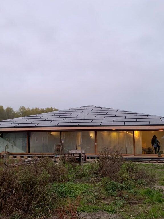 Triple-Solar-PVT-paneel-Pyramide-woning-Oosterwold-Almere-Studio-Eco-Interieur-Zonnepanelen-pyramid-house-solarpanel-03