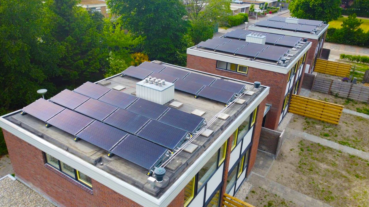 Triple Solar PVT panelen op het dak in Nagele van boven af gezien