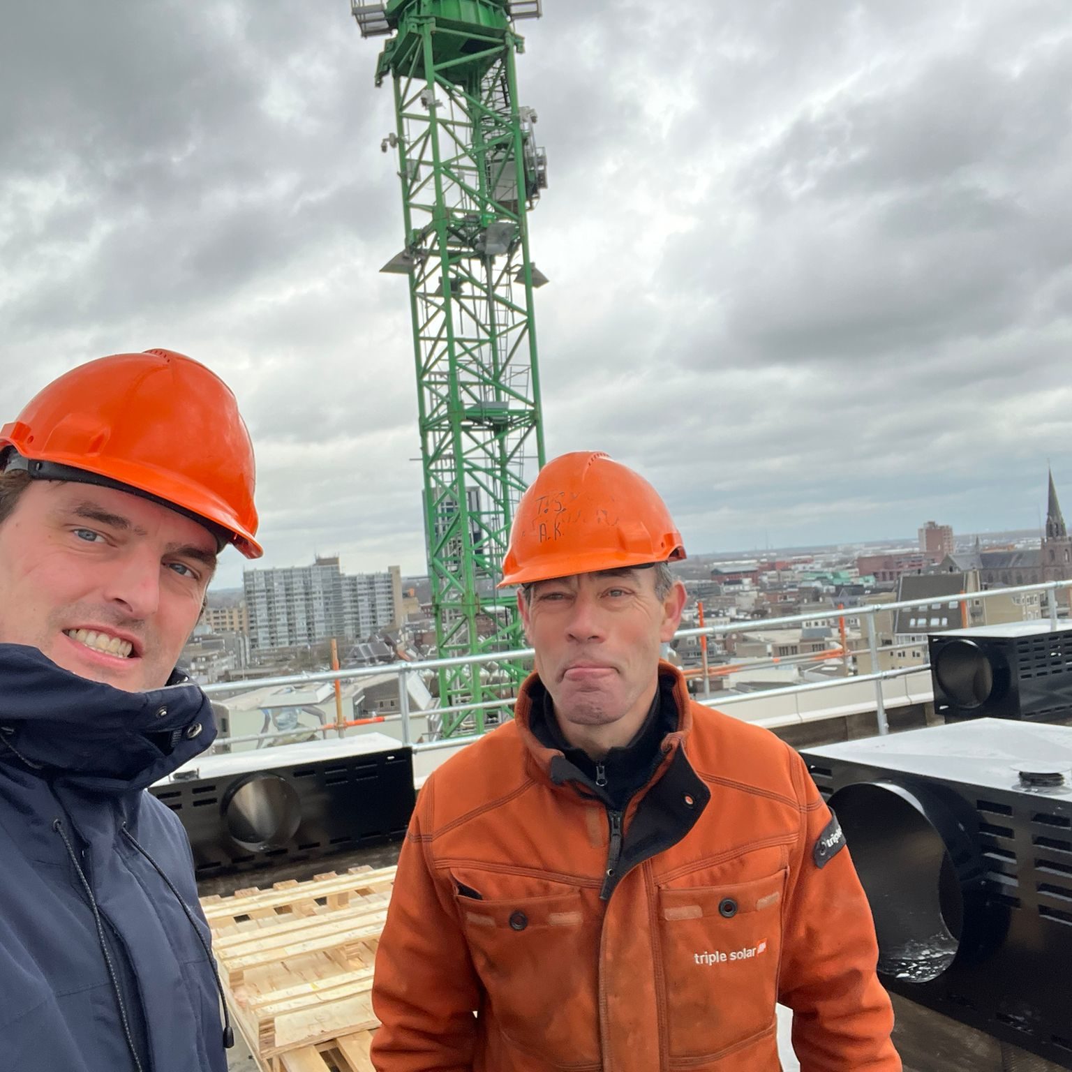 BAM-wonen-De-Weef-Duurzame-appartementen-Helmond-krijgen-PVT-panelen-Triple-Solar-tijdens-installatie-02-werken-bij