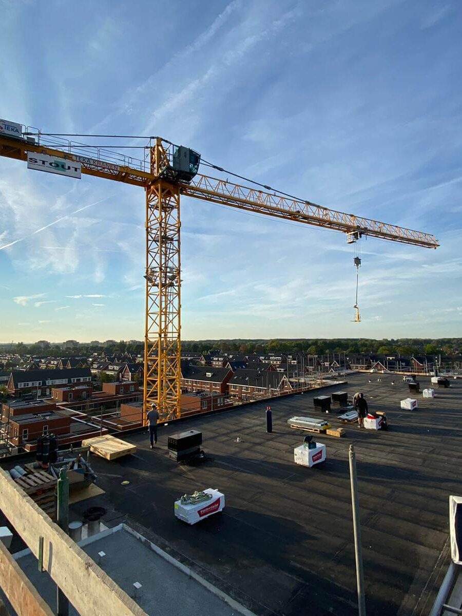 PVT-panelen-hijskraan-plat-dak-Ridderkerk-appartementen-Stout-Herkon-Triple-Solar-01