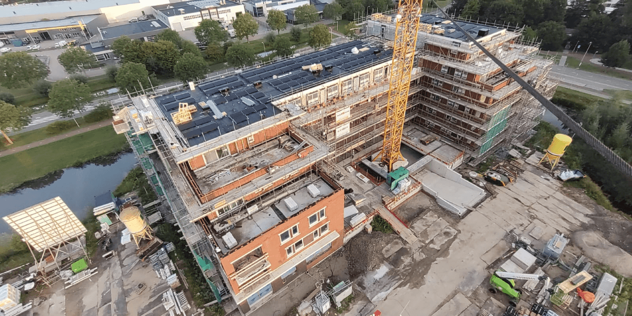 PVT-panelen-hijskraan-plat-dak-Ridderkerk-appartementen-Stout-Herkon-Triple-Solar-02