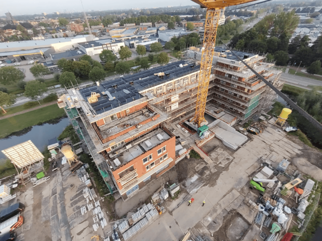 PVT-panelen-hijskraan-plat-dak-Ridderkerk-appartementen-Stout-Herkon-Triple-Solar-02