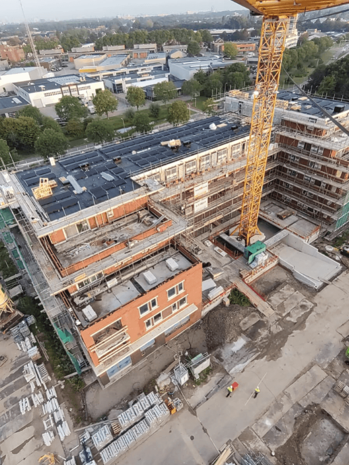 PVT-panelen-hijskraan-plat-dak-Ridderkerk-appartementen-Stout-Herkon-Triple-Solar-02