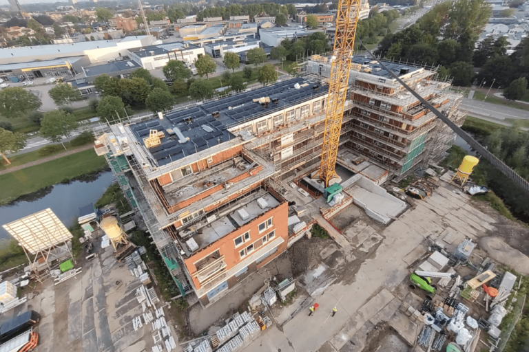 PVT-panelen-hijskraan-plat-dak-Ridderkerk-appartementen-Stout-Herkon-Triple-Solar-02