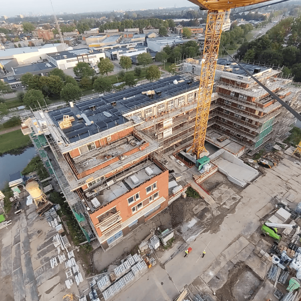 PVT-panelen-hijskraan-plat-dak-Ridderkerk-appartementen-Stout-Herkon-Triple-Solar-02