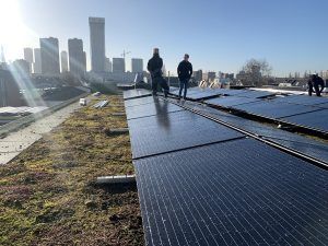NRC-gebouw-PVT-paneel-stille-bron-warmtepomp-zonnepanelen-warmtepomppaneel-Triple-Solar-01.jpg
