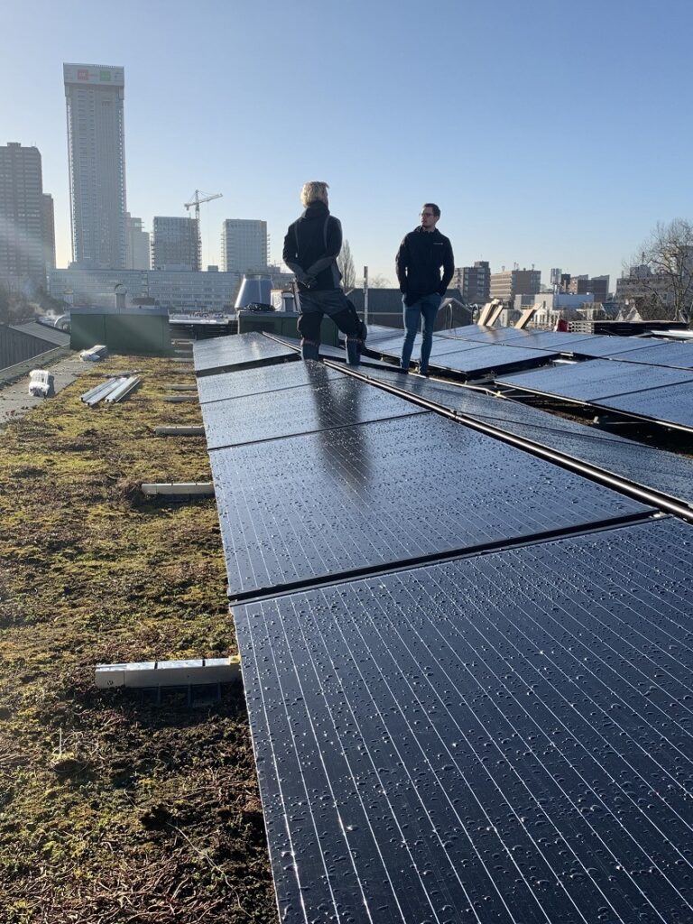 NRC-gebouw-PVT-paneel-stille-bron-warmtepomp-zonnepanelen-warmtepomppaneel-Triple-Solar-01.jpg