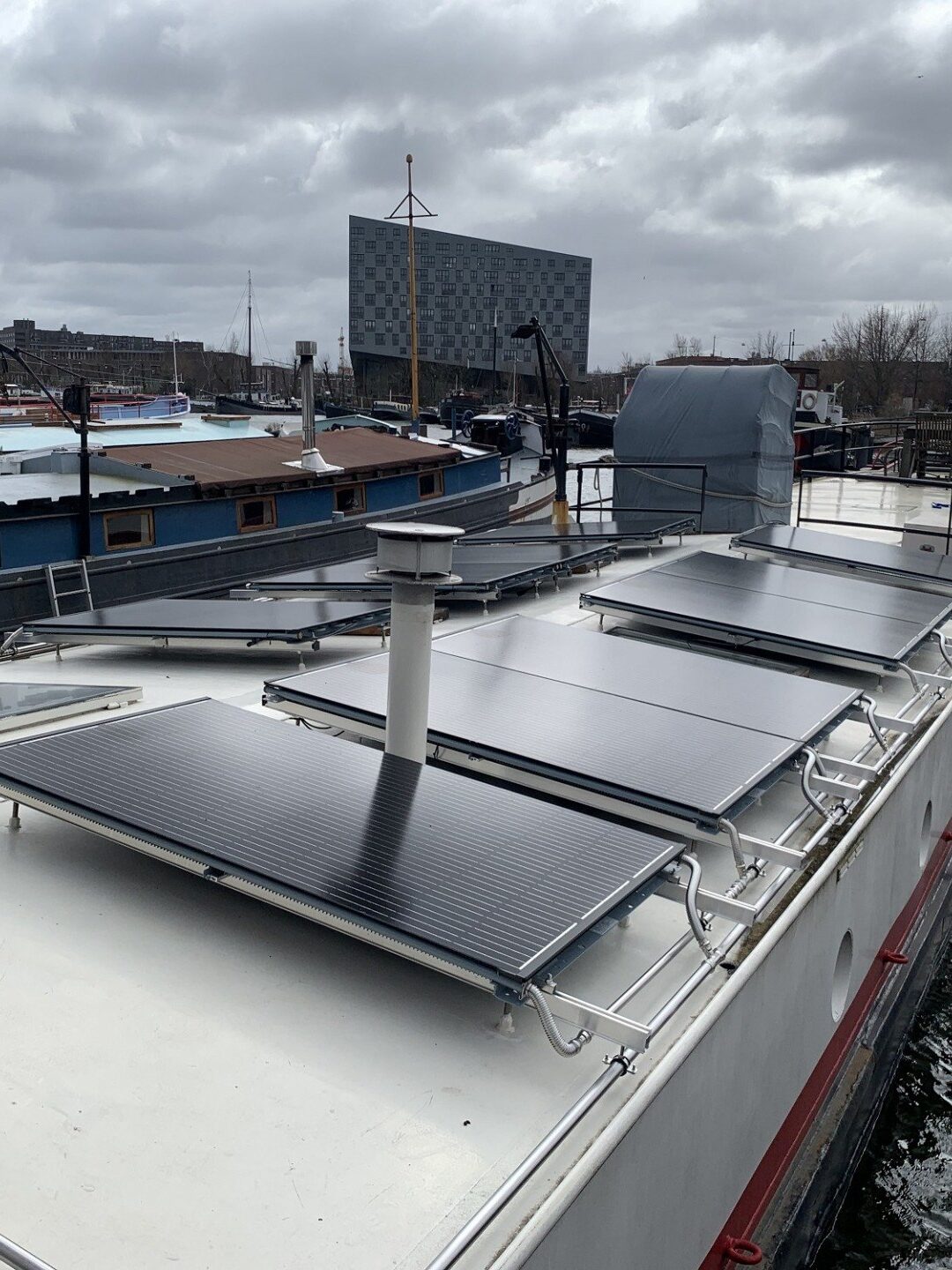 Woonschip Levantkade Amsterdam met PVT-panelen