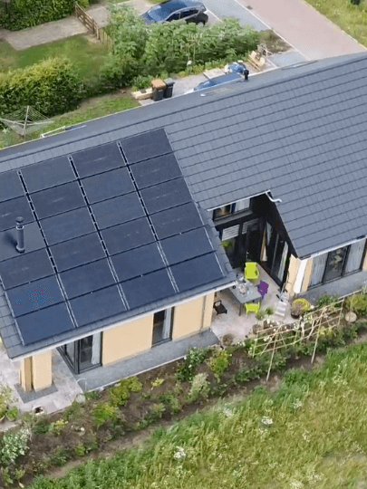 PVT-panelen-Triple-Solar-Dak-moderne-woning-Ommen-Tijhaar-drone-video-schuindak