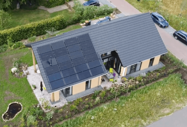 PVT-panelen-Triple-Solar-Dak-moderne-woning-Ommen-Tijhaar-drone-video-schuindak