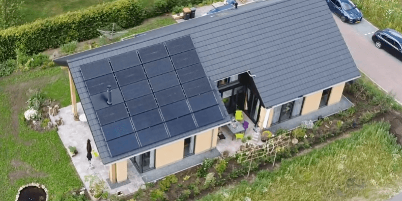 PVT-panelen-Triple-Solar-Dak-moderne-woning-Ommen-Tijhaar-drone-video-schuindak