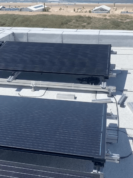 PVT-panelen worden geïnstalleerd op het dak