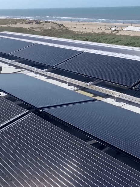 PVT-panelen op het dak bij het strand