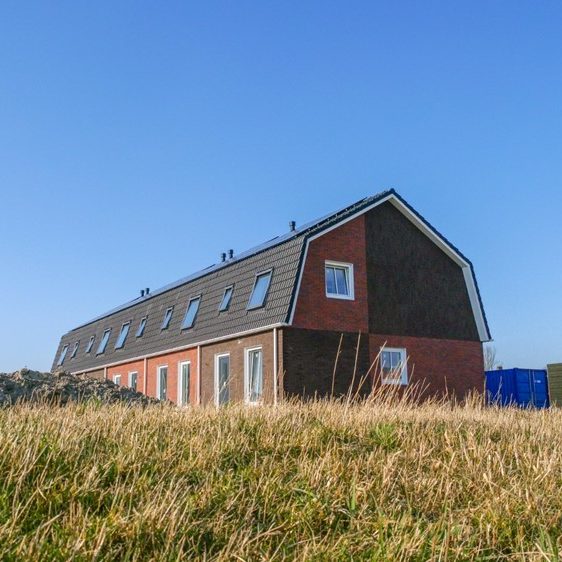 Buurblok-leeuwarden-Woningcorporaties-Triple-Solar-PVT-panelen-warmtepomp-Dijkstra-Draaisma-wocozon-Nieuwbouw-woonfriesland-zijaanzicht