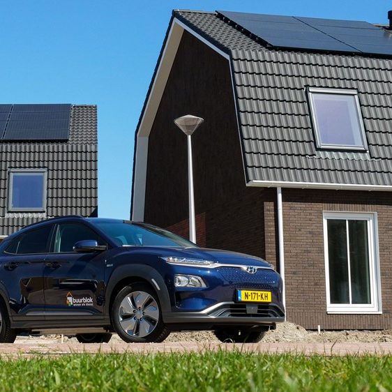 Buurblok-leeuwarden-Woningcorporaties-Triple-Solar-PVT-panelen-warmtepomp-Dijkstra-Draaisma-wocozon-Nieuwbouw-woonfriesland-auto-voorkant