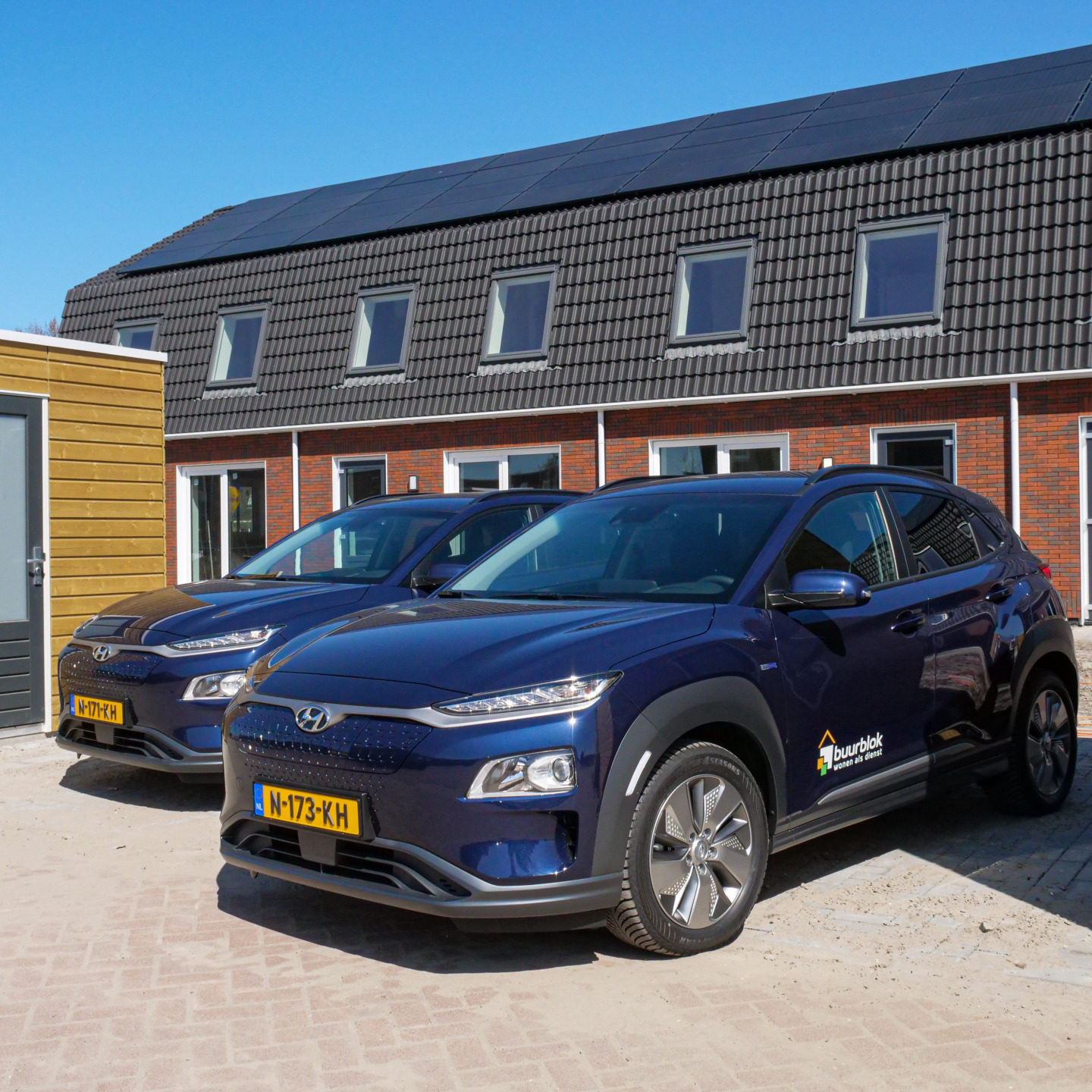 Buurblok-leeuwarden-Woningcorporaties-Triple-Solar-PVT-panelen-warmtepomp-Dijkstra-Draaisma-wocozon-Nieuwbouw-woonfriesland-auto-vooraanzicht