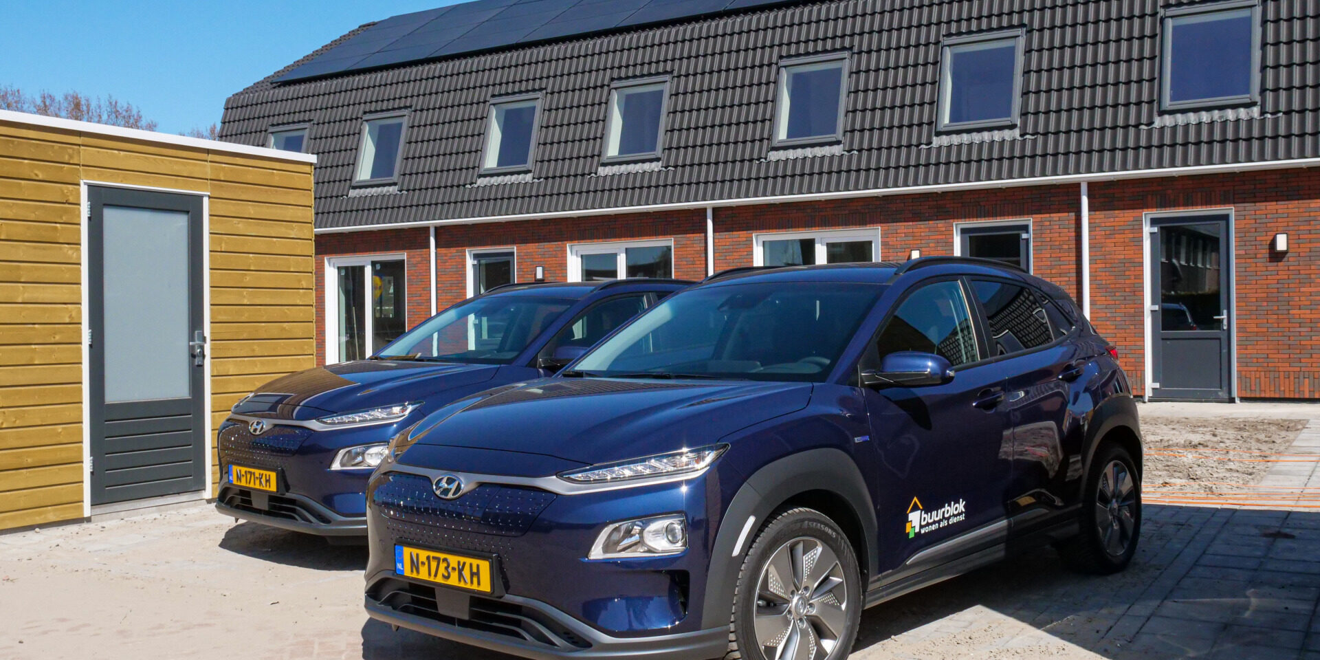 Buurblok-leeuwarden-Woningcorporaties-Triple-Solar-PVT-panelen-warmtepomp-Dijkstra-Draaisma-wocozon-Nieuwbouw-woonfriesland-auto-vooraanzicht