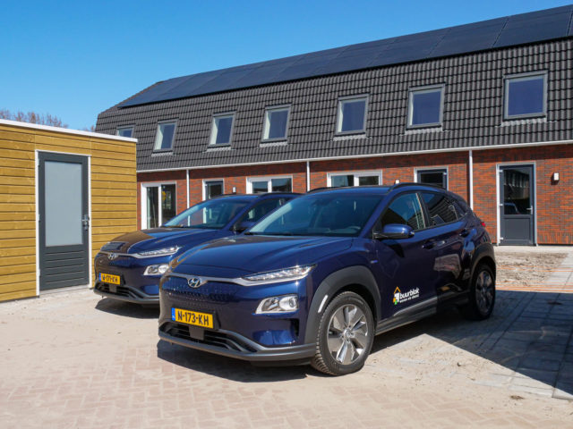 Buurblok-leeuwarden-Woningcorporaties-Triple-Solar-PVT-panelen-warmtepomp-Dijkstra-Draaisma-wocozon-Nieuwbouw-woonfriesland-auto-vooraanzicht