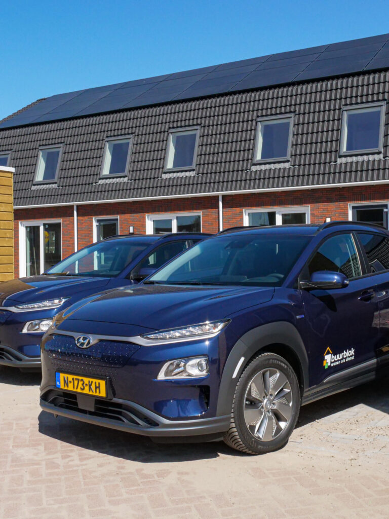 Buurblok-leeuwarden-Woningcorporaties-Triple-Solar-PVT-panelen-warmtepomp-Dijkstra-Draaisma-wocozon-Nieuwbouw-woonfriesland-auto-vooraanzicht