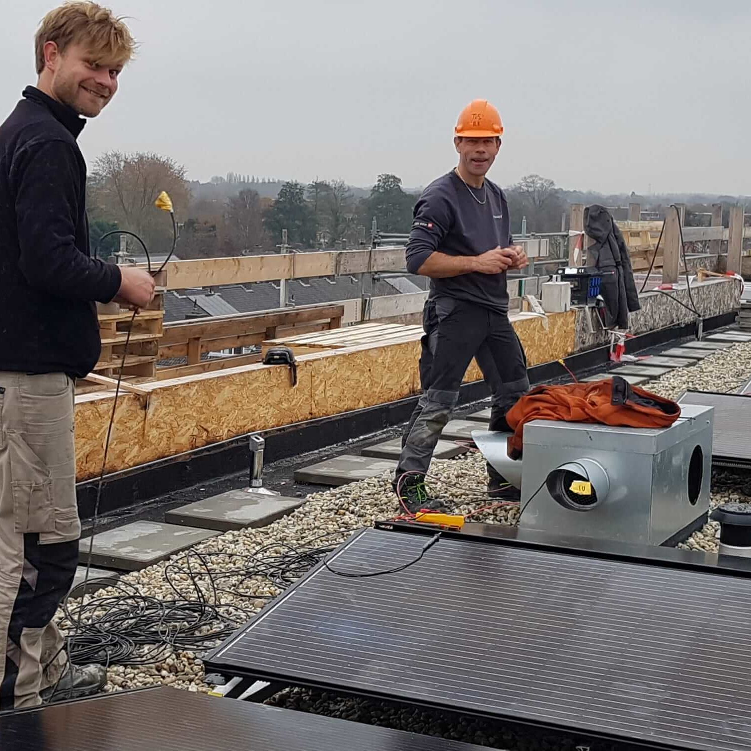 PVT-panelen-Den-Bosch-Zuiderschans-83-appartementen-Van-Delft-groep-installatie-dak-02-werken-bij