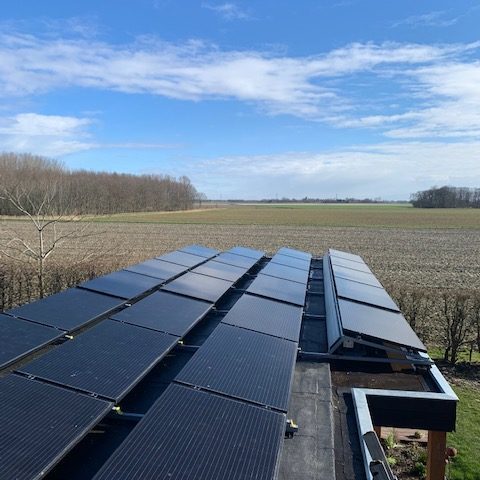 Triple-Solar-PVT-panelen-op-plat-dak-Middelstum-Groningen-Techisch-Installatiebedrijf-Bakker-LR-01