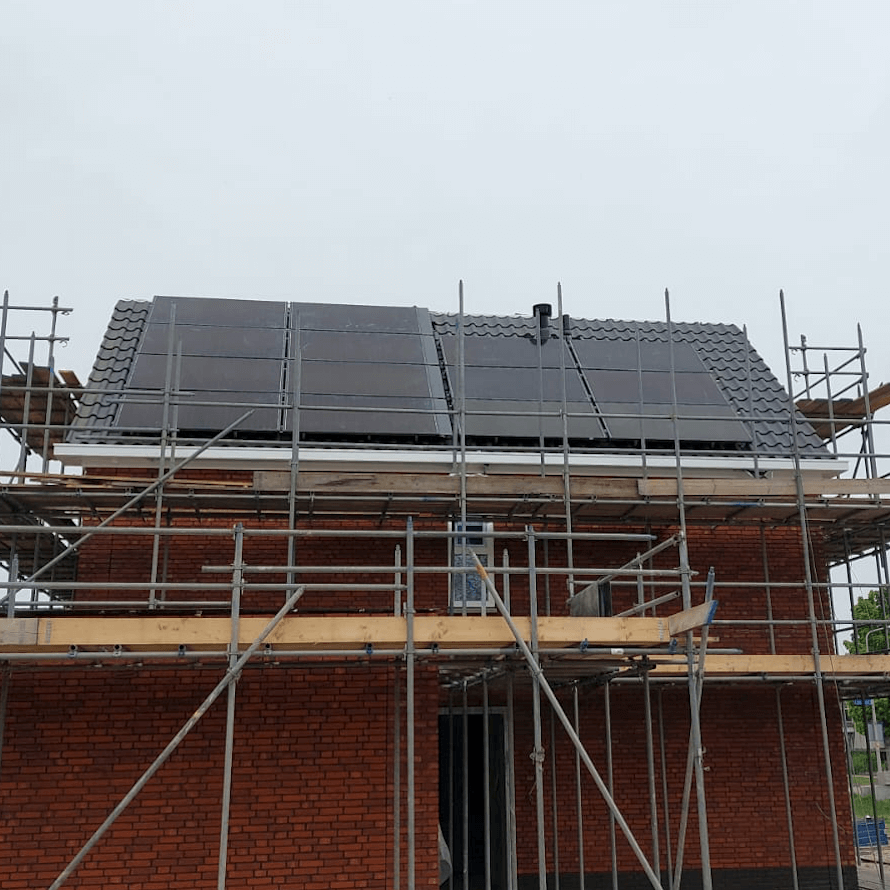 Meacase-s-Gravendeel-Hoffelijk-wonen-Triple-Solar-PVT-panelen-tijdens-installatie-Nieuwbouw-bouwnummer-05