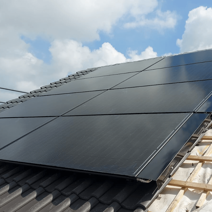 Meacase-'s-Gravendeel-Hoffelijk-wonen-Triple-Solar-PVT-panelen-tijdens-installatie-Nieuwbouw-bouwnummer-op-dak-06