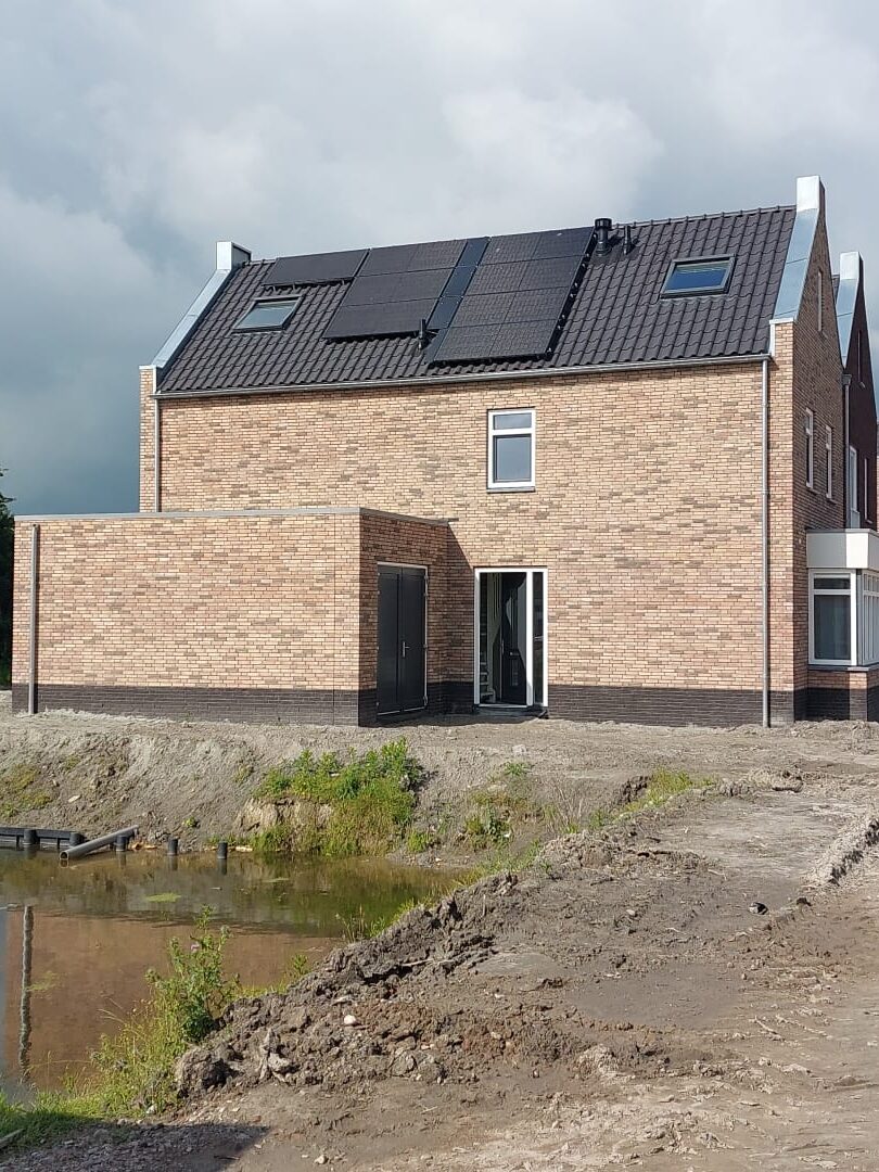 Nieuwbouw-woning-energieneutraal-Triple-Solar-PVT-panelen-bron-warmtepomp-Meacasa-Medemblik-zijkant-huis-06