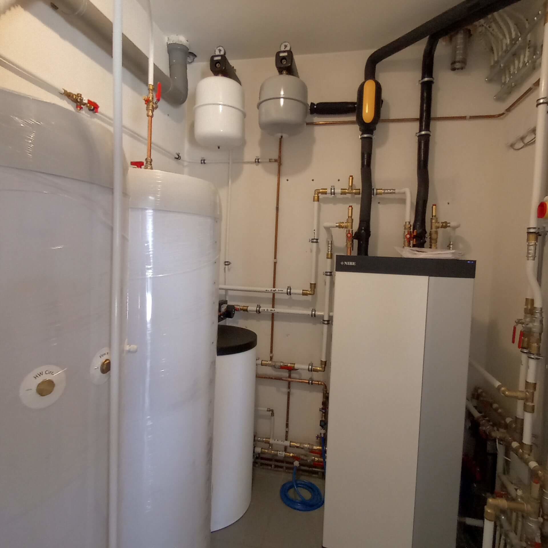 PVT-panelen-Vakantieverblijf-camping-Rozenhorst-Lottum-NIBE-warmtepomp-technische-ruimte-boilers-01.j