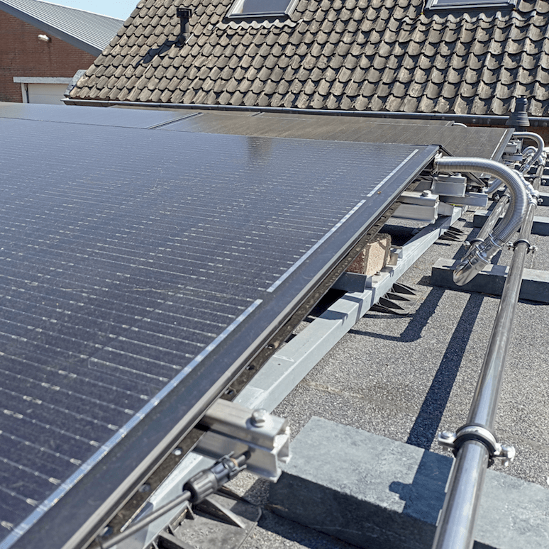 PVT-panelen-Vakantieverblijf-camping-Rozenhorst-Lottum-detail-glycol-leidingen-03