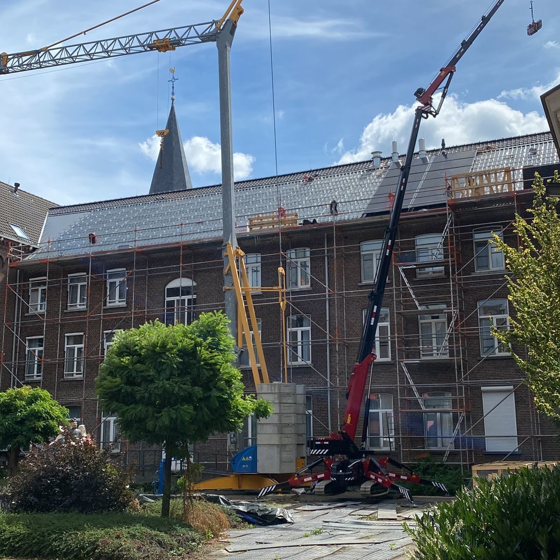 lazaristen-klooster-Panningen-missiehuis-Sint-Jozef-verduurzamen-hybride-PVT-panelen-warmtepomp-installatie-hijskranen-01