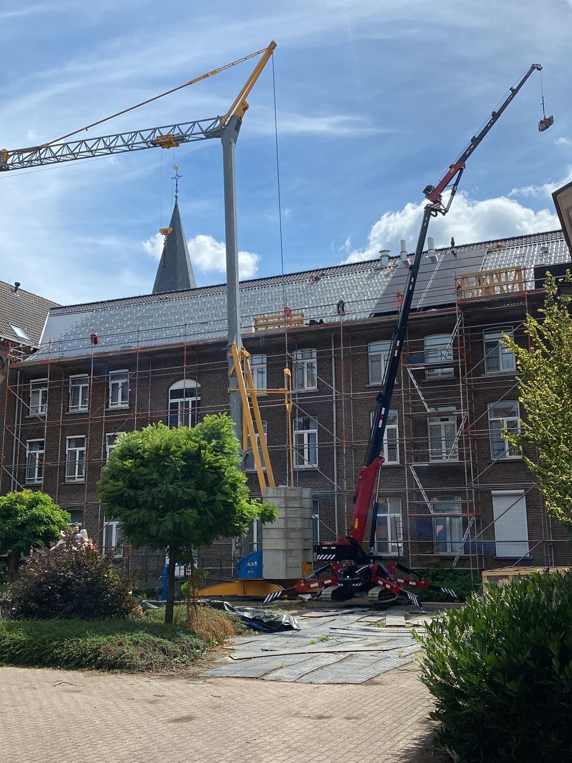 lazaristen-klooster-Panningen-missiehuis-Sint-Jozef-verduurzamen-hybride-PVT-panelen-warmtepomp-installatie-hijskranen-01