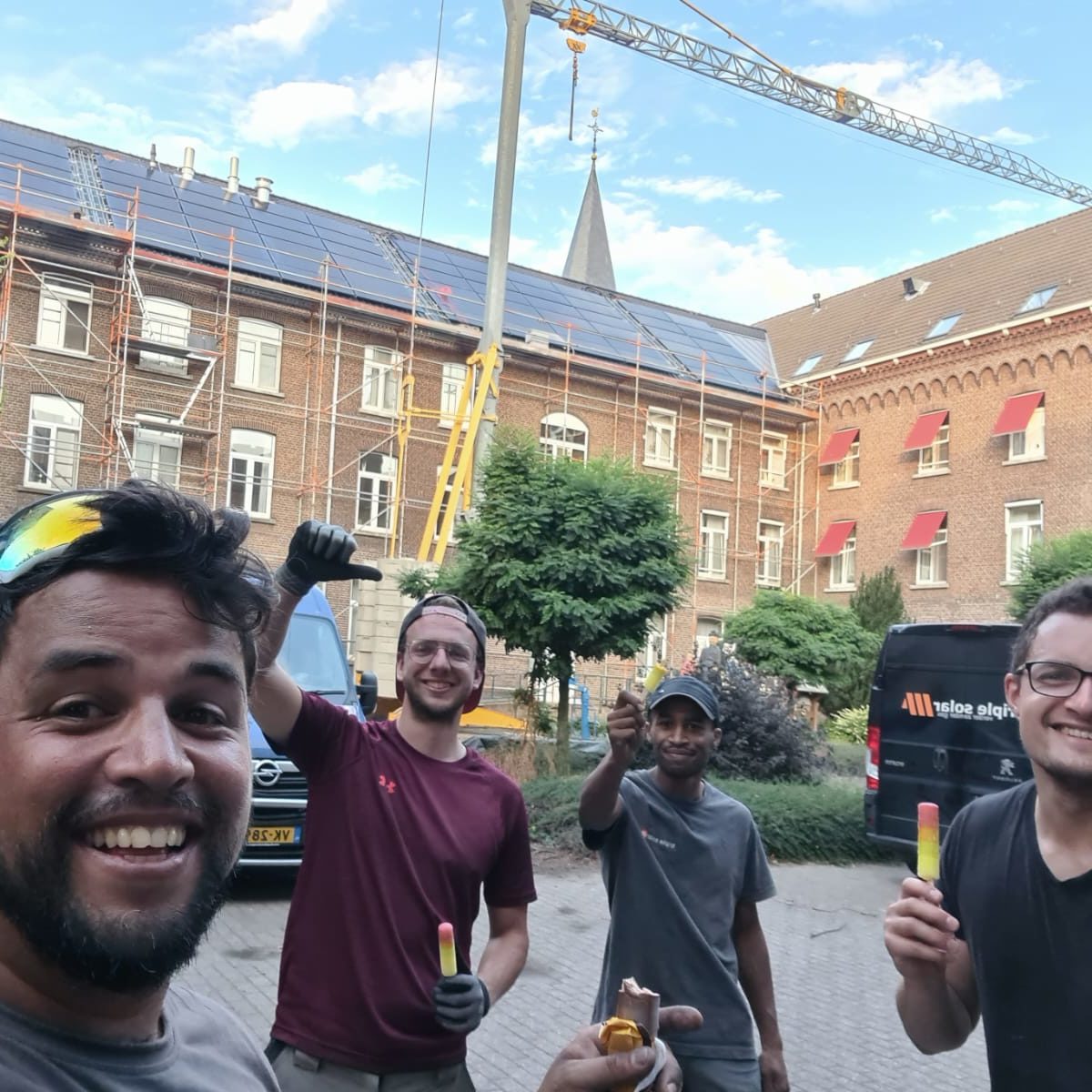 lazaristen-klooster-Panningen-missiehuis-Sint-Jozef-verduurzamen-hybride-PVT-panelen-warmtepomp-installlatie-team-ijsjes-werken-bij