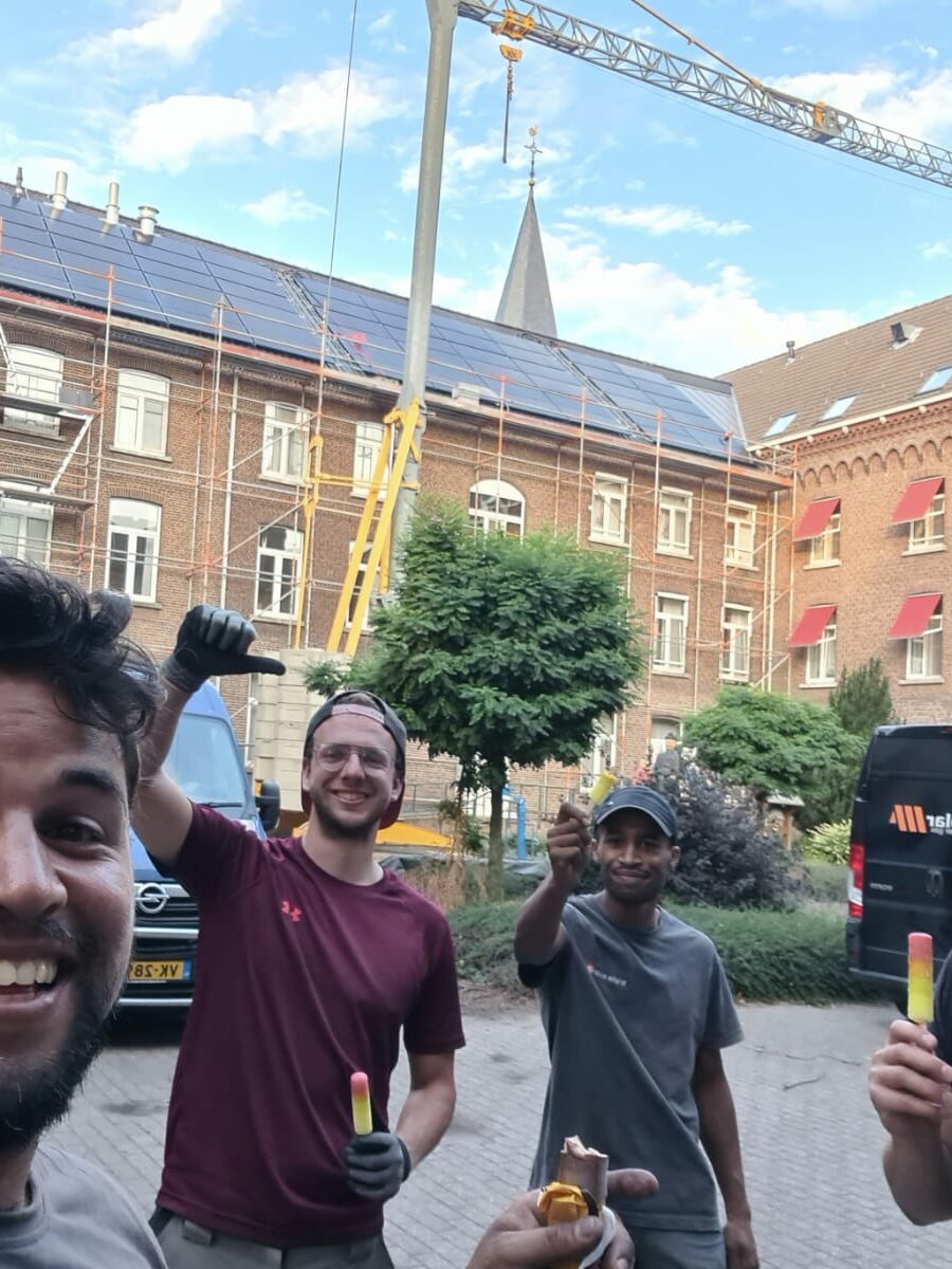 lazaristen-klooster-Panningen-missiehuis-Sint-Jozef-verduurzamen-hybride-PVT-panelen-warmtepomp-installlatie-team-ijsjes-werken-bij