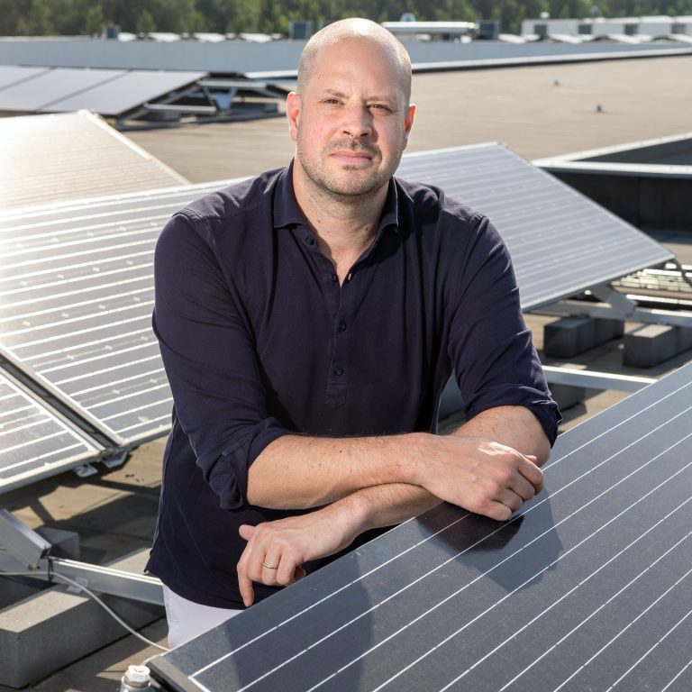 jorrit-lootsma-triple-solar-pvt-panelen-in-de-lift-bron-gawalo-02