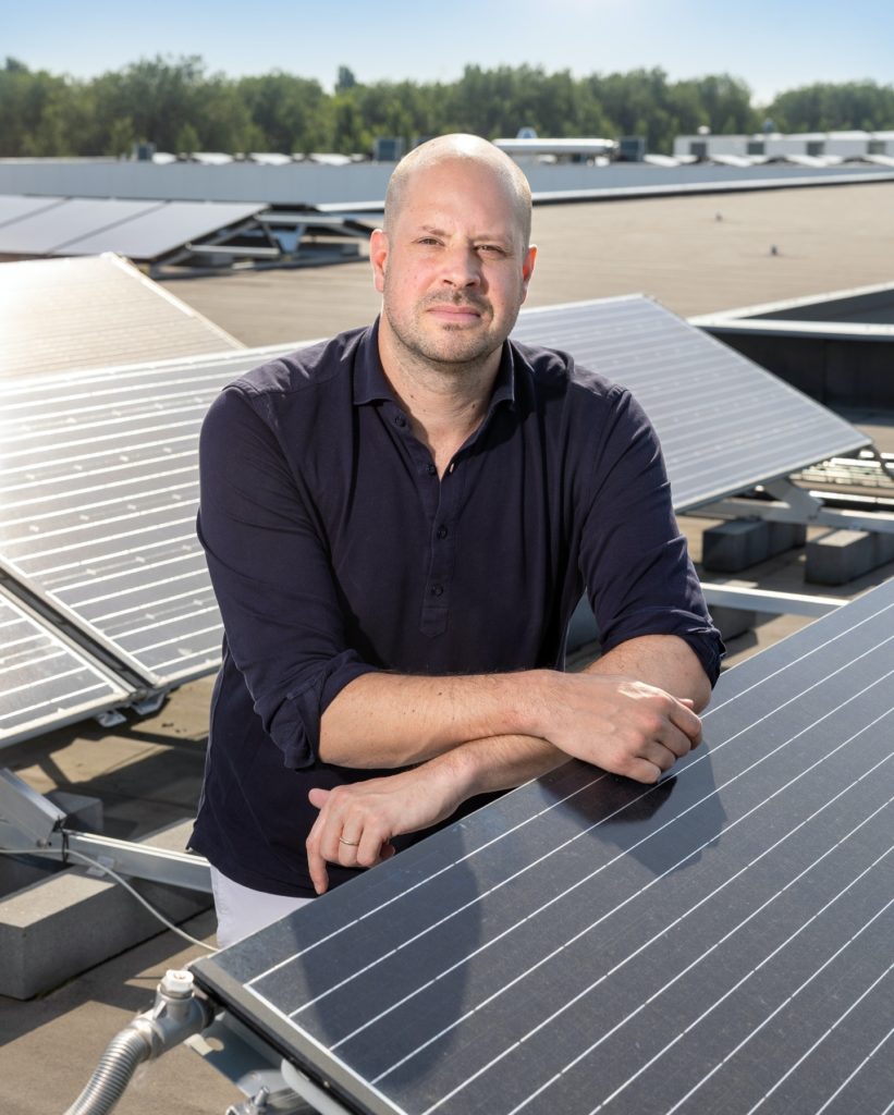 jorrit-lootsma-triple-solar-pvt-panelen-in-de-lift-bron-gawalo-02