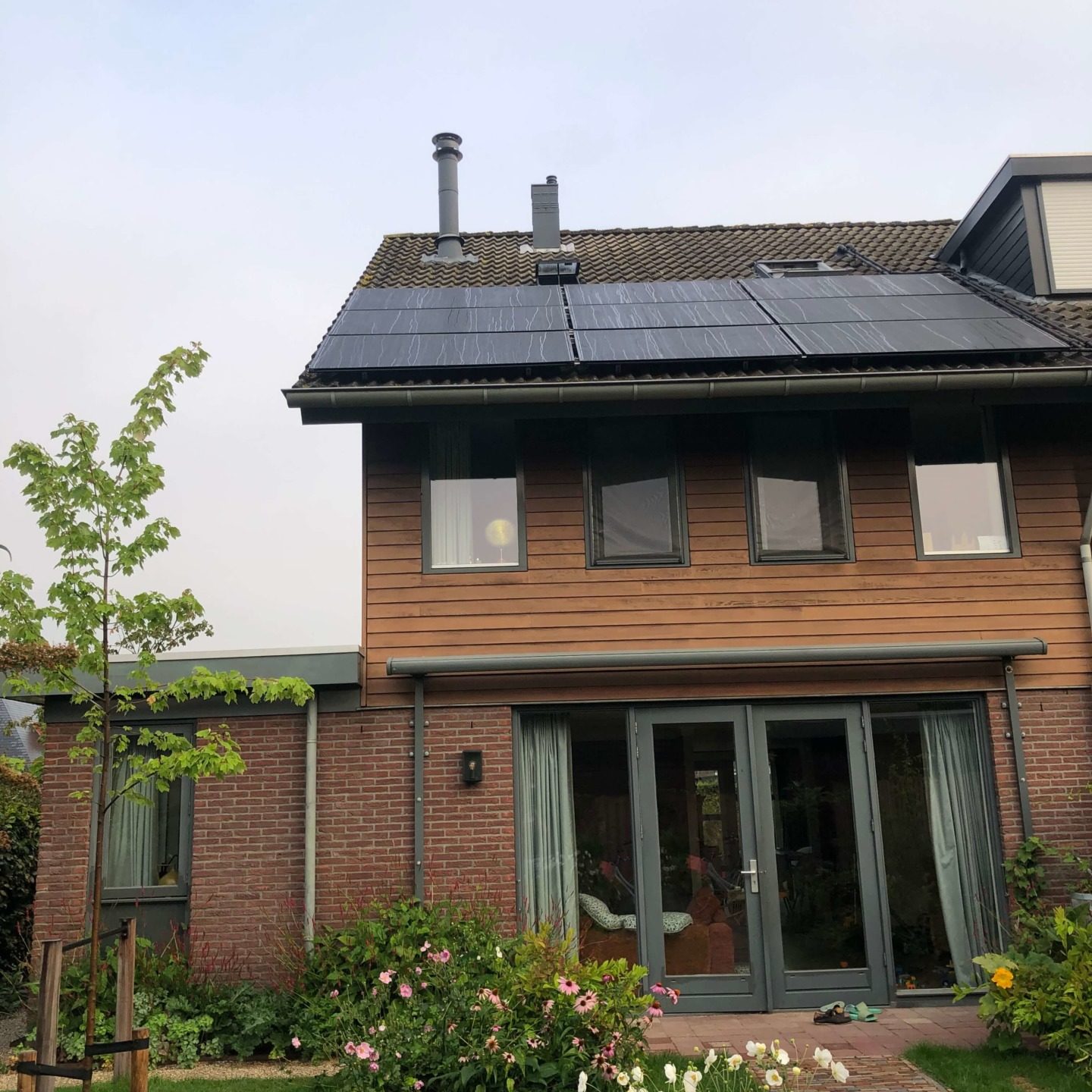 PVT-panelen-bron-water-water-warmtepomp-Triple-Solar-Arnhem-energy-bridge-achterkant-huis-01