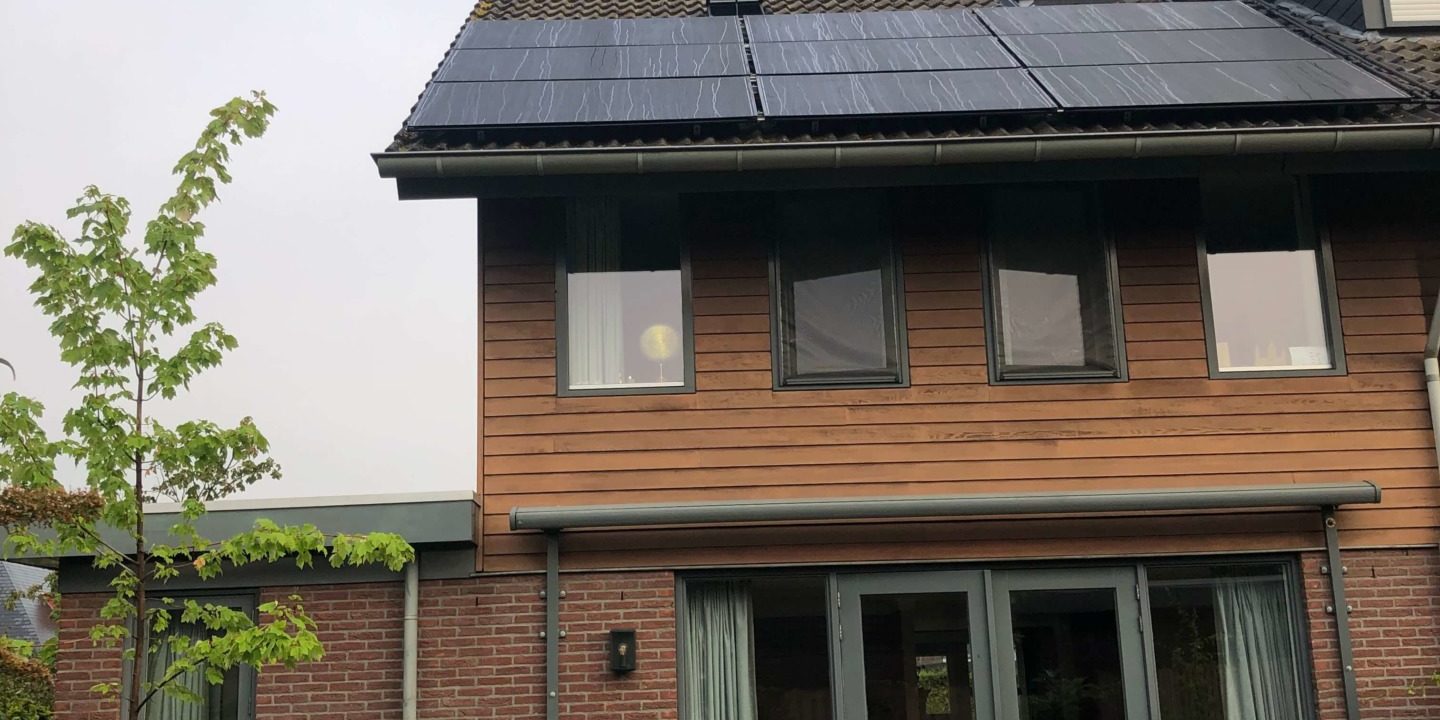 PVT-panelen-bron-water-water-warmtepomp-Triple-Solar-Arnhem-energy-bridge-achterkant-huis-01