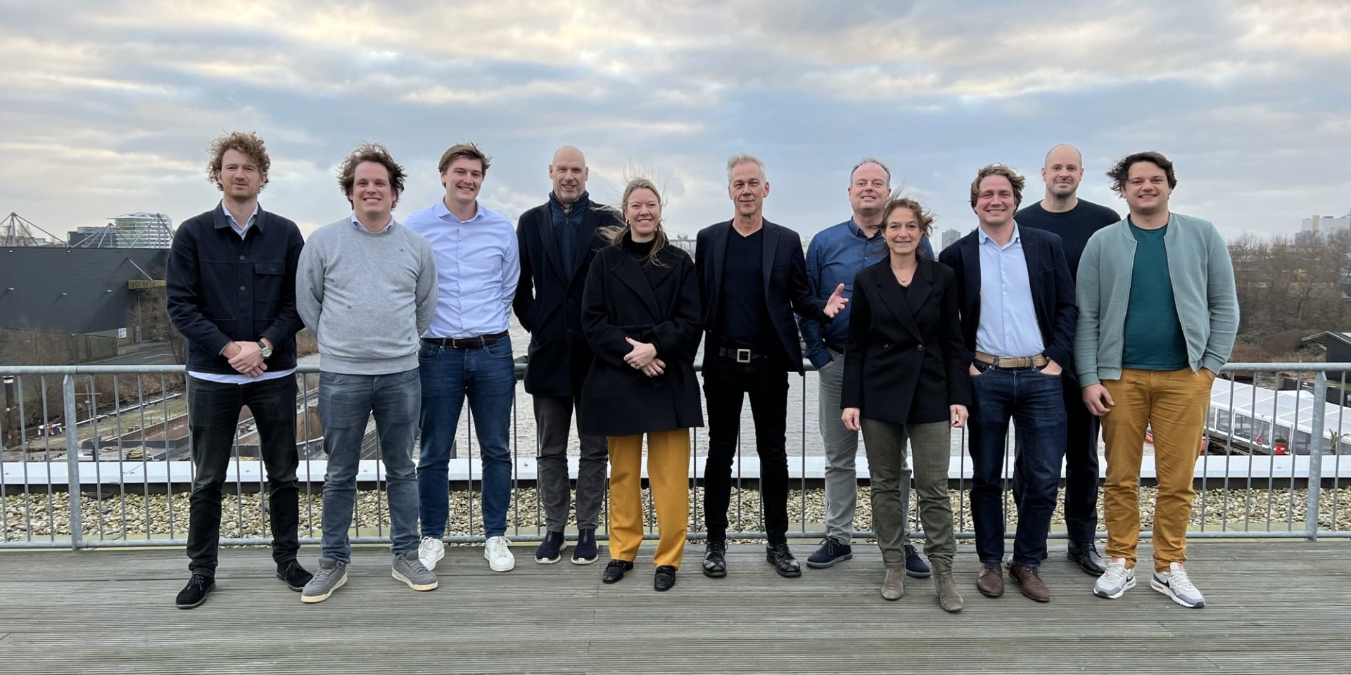 Vlnr: Ward Wolters (DOEN), Rutger van Wersch (APG), Laurens Wouda (APG), Jeroen Schreurs (APG), Dominique Dijkhuis (Uitvoerend Bestuurder Beleggingen en Financiën ABP) Cees Mager CEO Triple Solar, Erik Schut (Enfuro), REnate van Drimmelen COO, Anthony Viellevoije (PDENH) Jorrit Lootsma CMO, Frank van Maanen CTO.