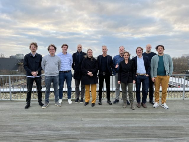 Vlnr: Ward Wolters (DOEN), Rutger van Wersch (APG), Laurens Wouda (APG), Jeroen Schreurs (APG), Dominique Dijkhuis (Uitvoerend Bestuurder Beleggingen en Financiën ABP) Cees Mager CEO Triple Solar, Erik Schut (Enfuro), REnate van Drimmelen COO, Anthony Viellevoije (PDENH) Jorrit Lootsma CMO, Frank van Maanen CTO.