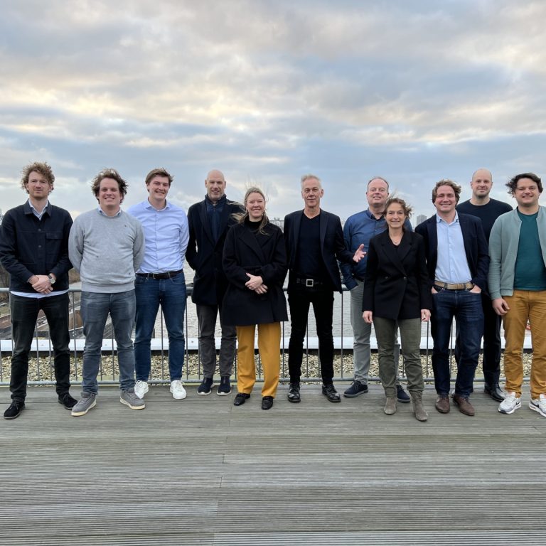 Vlnr: Ward Wolters (DOEN), Rutger van Wersch (APG), Laurens Wouda (APG), Jeroen Schreurs (APG), Dominique Dijkhuis (Uitvoerend Bestuurder Beleggingen en Financiën ABP) Cees Mager CEO Triple Solar, Erik Schut (Enfuro), REnate van Drimmelen COO, Anthony Viellevoije (PDENH) Jorrit Lootsma CMO, Frank van Maanen CTO.