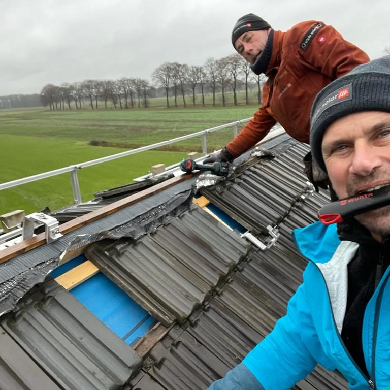 Klooster-Nieuw-Sion-Triple-Solar-PVT-panelen-dakhaken-monteren-op-dak-01