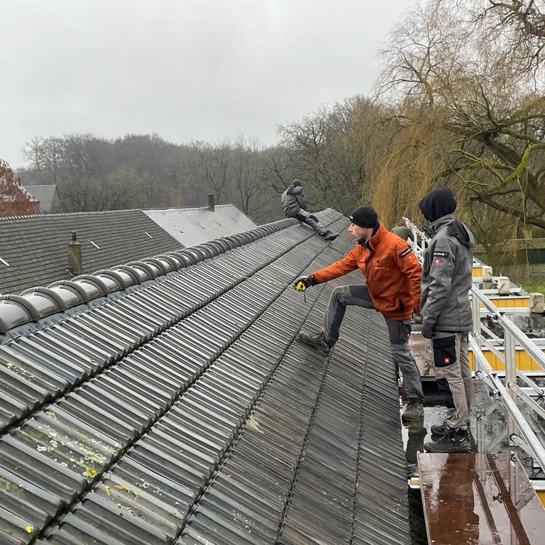 Klooster-Nieuw-Sion-Triple-Solar-PVT-panelen-uitmeten-op-dak-02