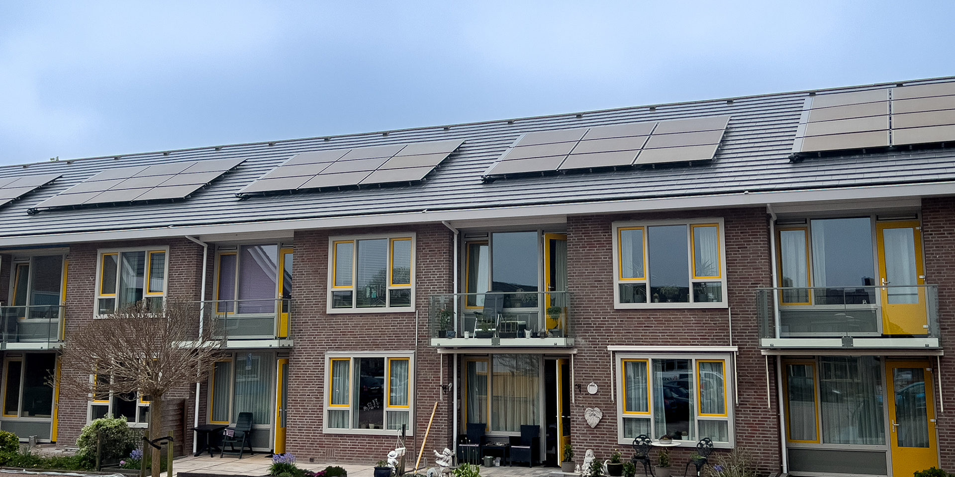 Woningcorporatie-renoveert-zorgvastgoed-woningen-met-44-PVT-warmtepompen- vooraanzicht-woningen