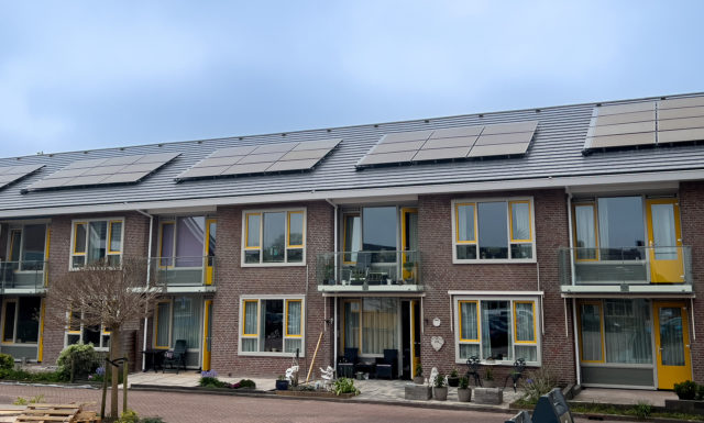 Woningcorporatie-renoveert-zorgvastgoed-woningen-met-44-PVT-warmtepompen- vooraanzicht-woningen